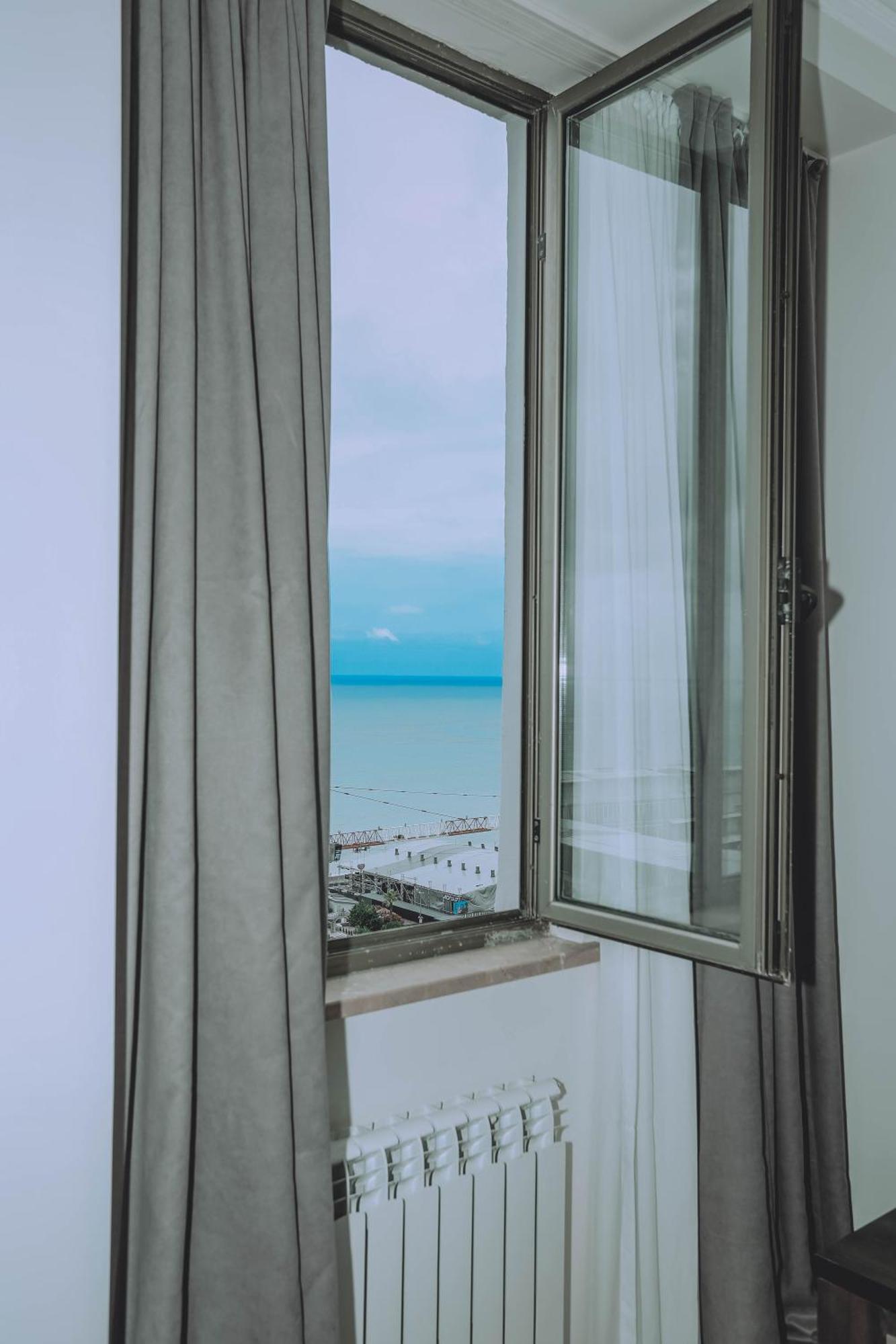 Royal Medis Hotel Batumi Esterno foto