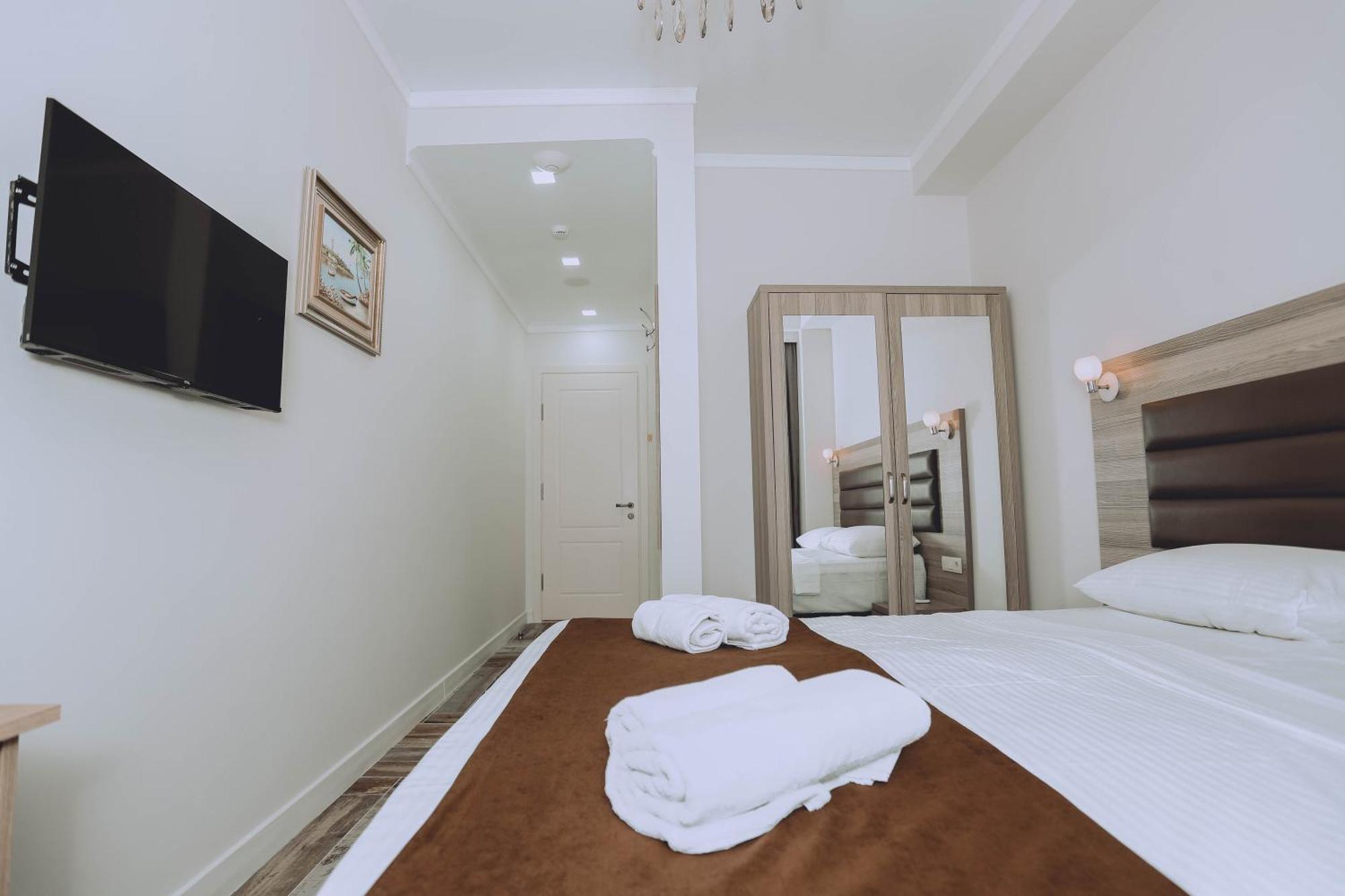 Royal Medis Hotel Batumi Esterno foto
