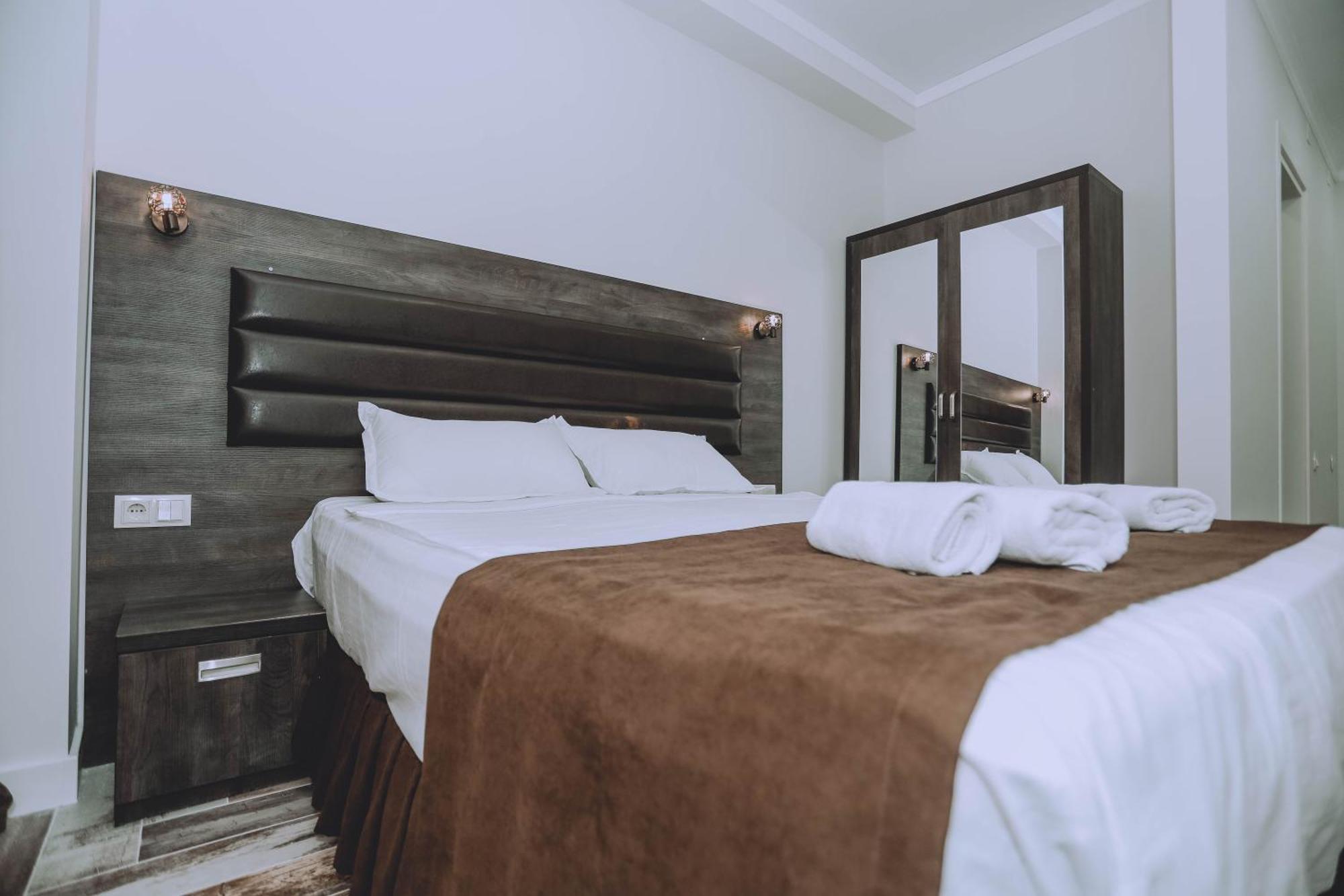 Royal Medis Hotel Batumi Esterno foto