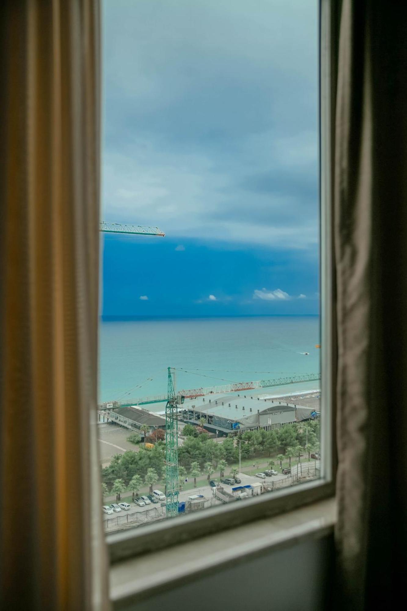 Royal Medis Hotel Batumi Esterno foto