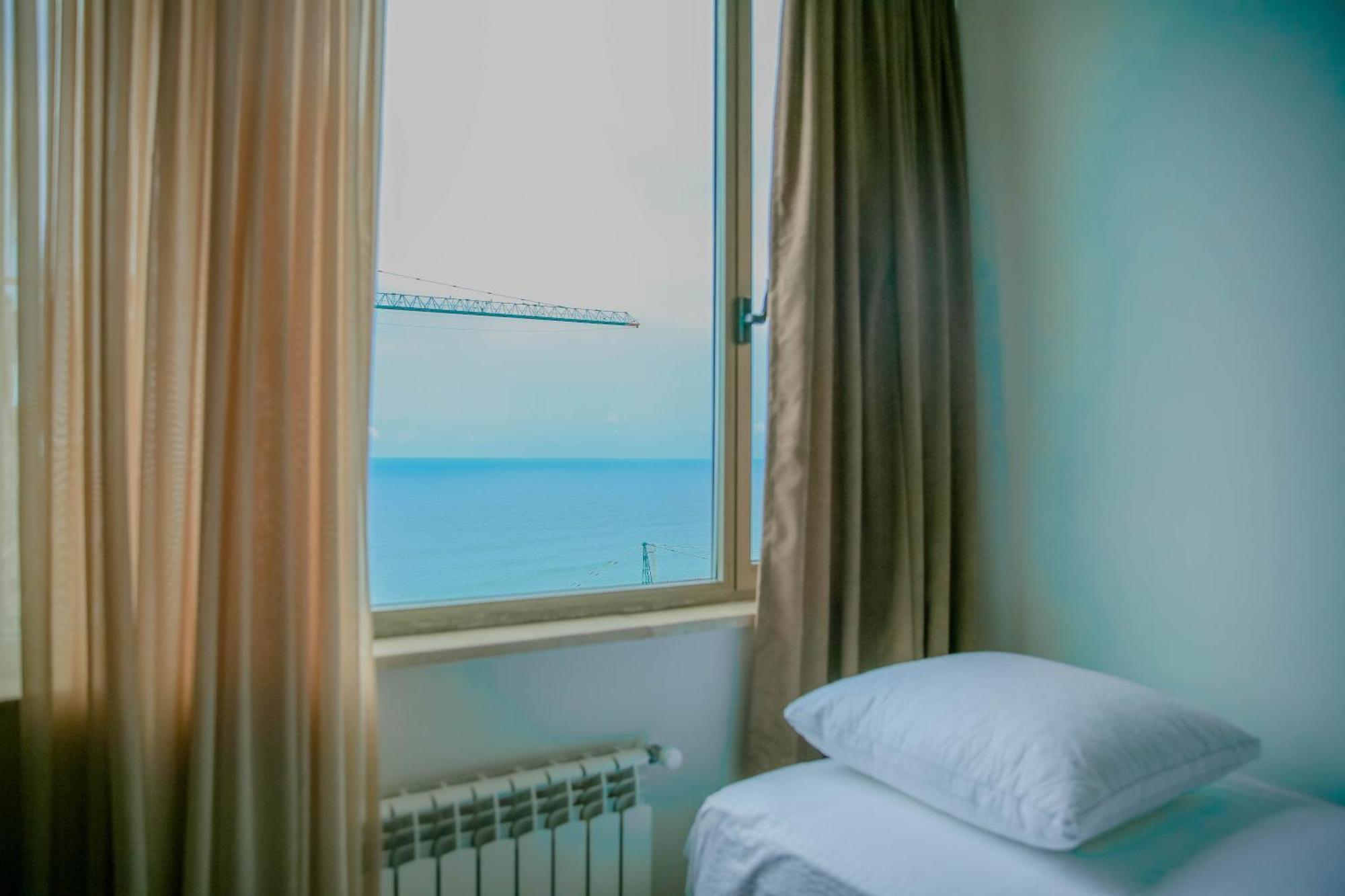 Royal Medis Hotel Batumi Esterno foto