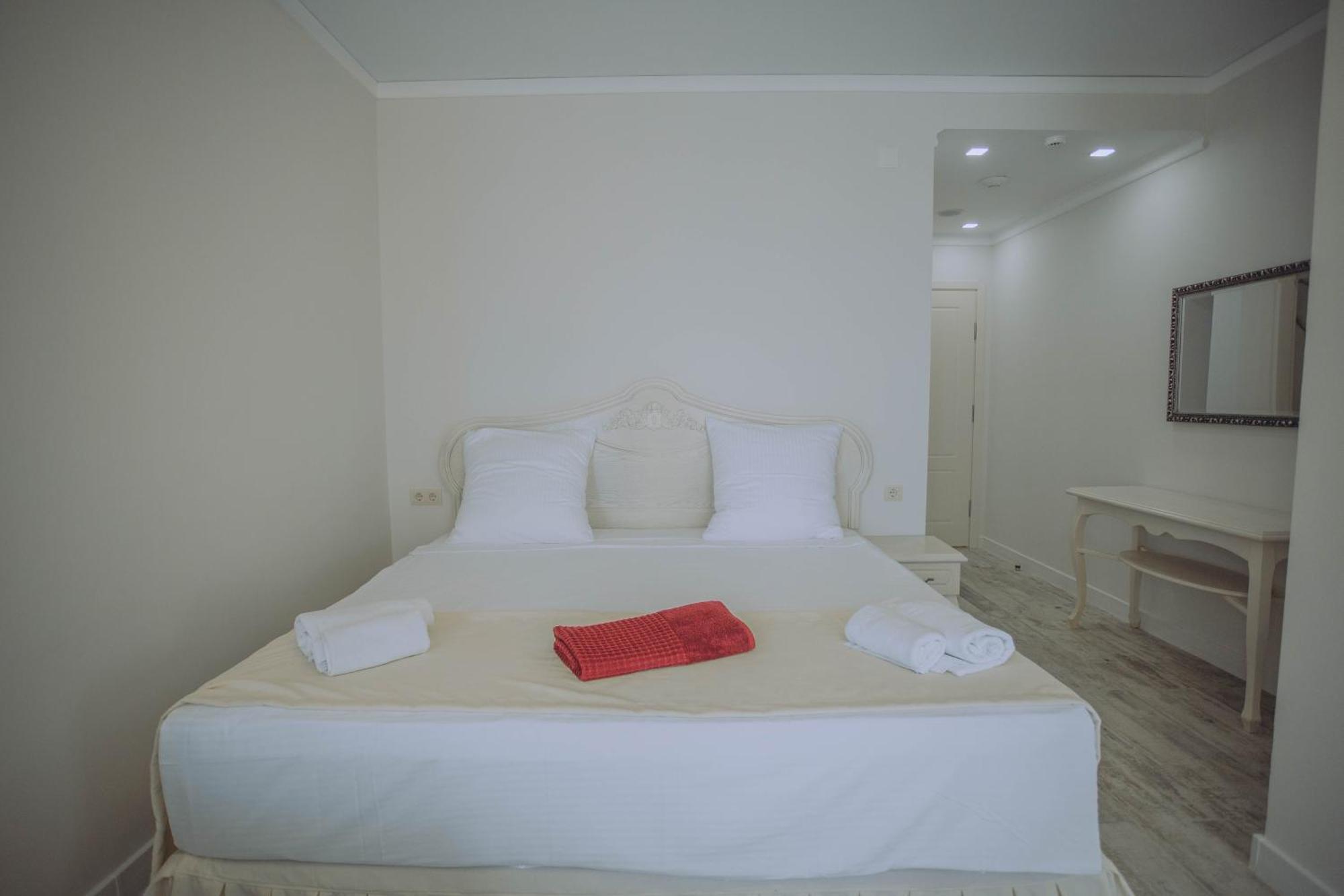 Royal Medis Hotel Batumi Esterno foto